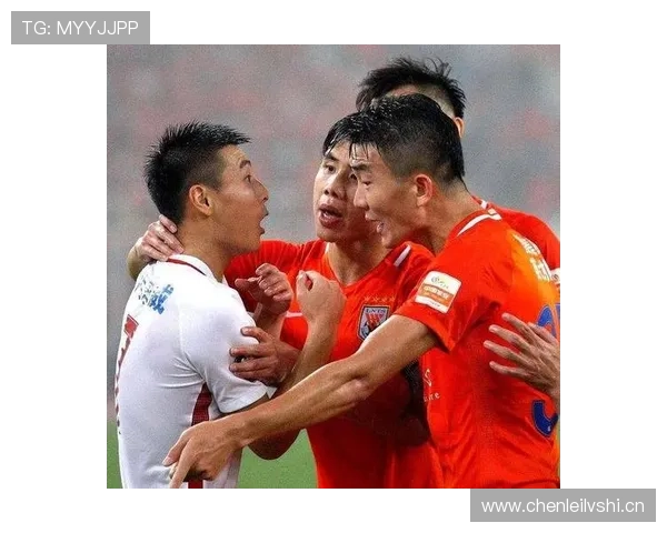 队友犯规时裁判如何判罚才不影响比赛公平？